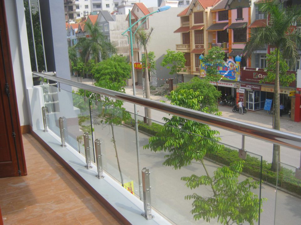 Lan can kính trụ lửng inox 304 cao 380