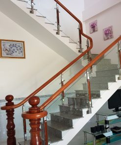 Cầu thang kính trụ cái trạm