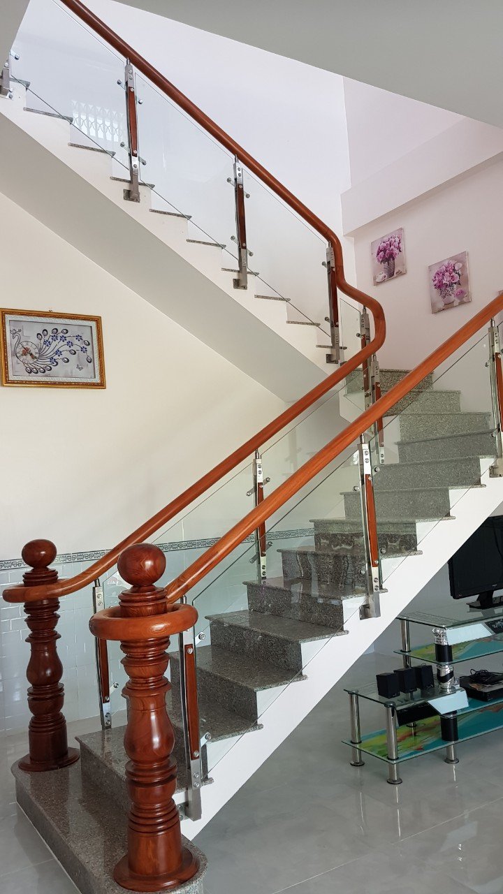 Cầu thang kính trụ cái trạm