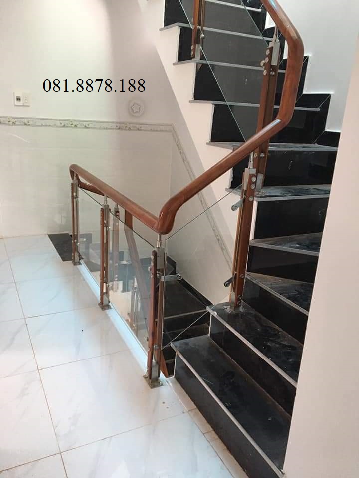 Cầu thang kính giá 1tr150