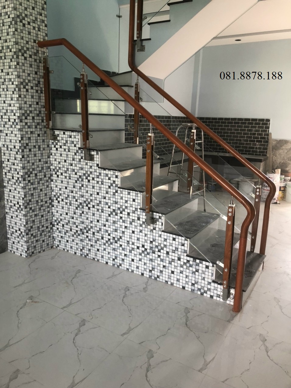 Cầu thang kính giá 1tr150