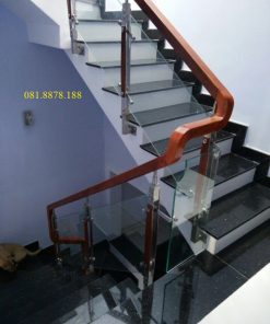 Cầu thang kính tay vuông đi co