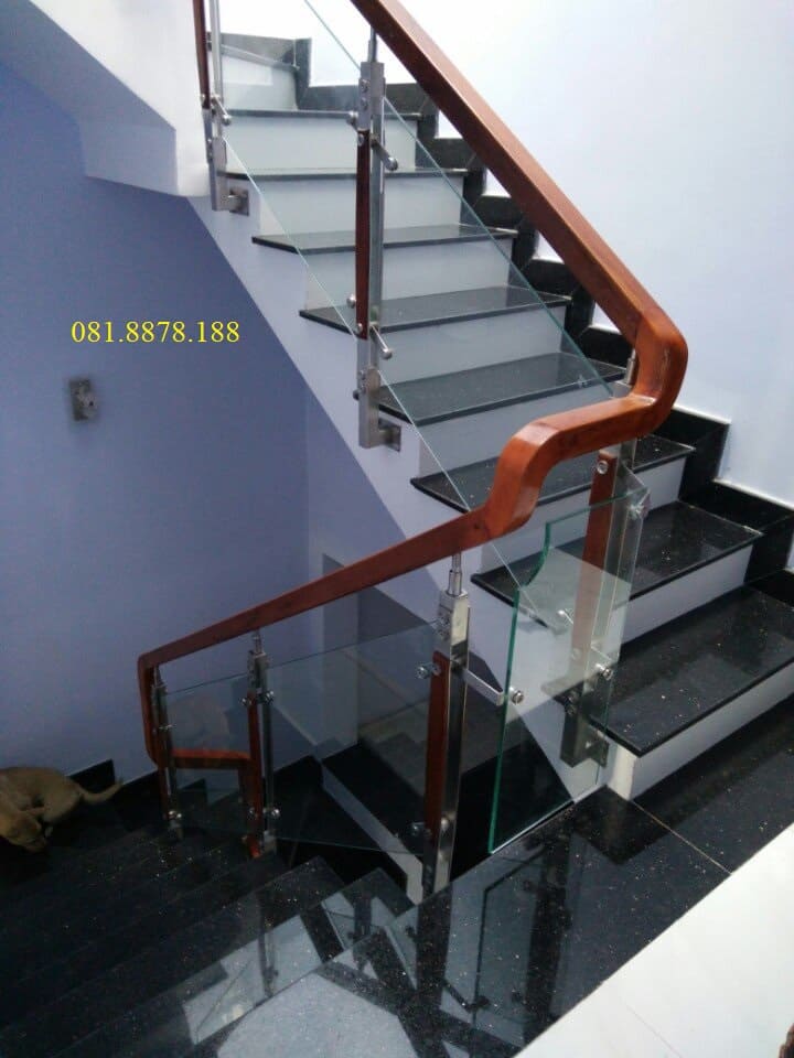 Cầu thang kính tay vuông đi co