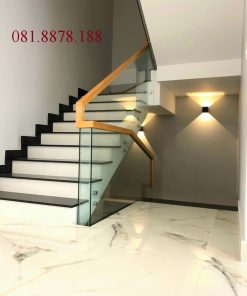 Cầu thang kính tay vịn gỗ sồi xẻ rãnh ngậm kính