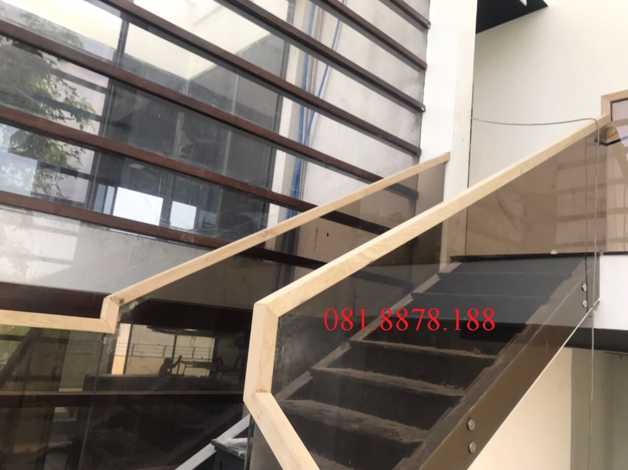Cầu thang kính không trụ kính trà