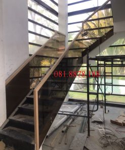 Cầu thang kính không trụ kính trà