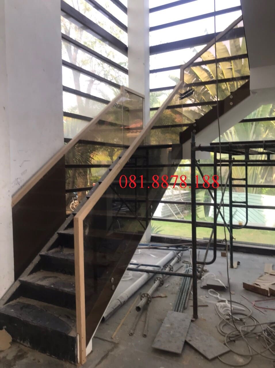 Cầu thang kính không trụ kính trà