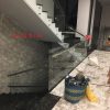 Cầu thang kính không trụ tay vịn inox đi hông 2