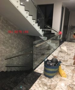 Cầu thang kính không trụ tay vịn inox đi hông 2