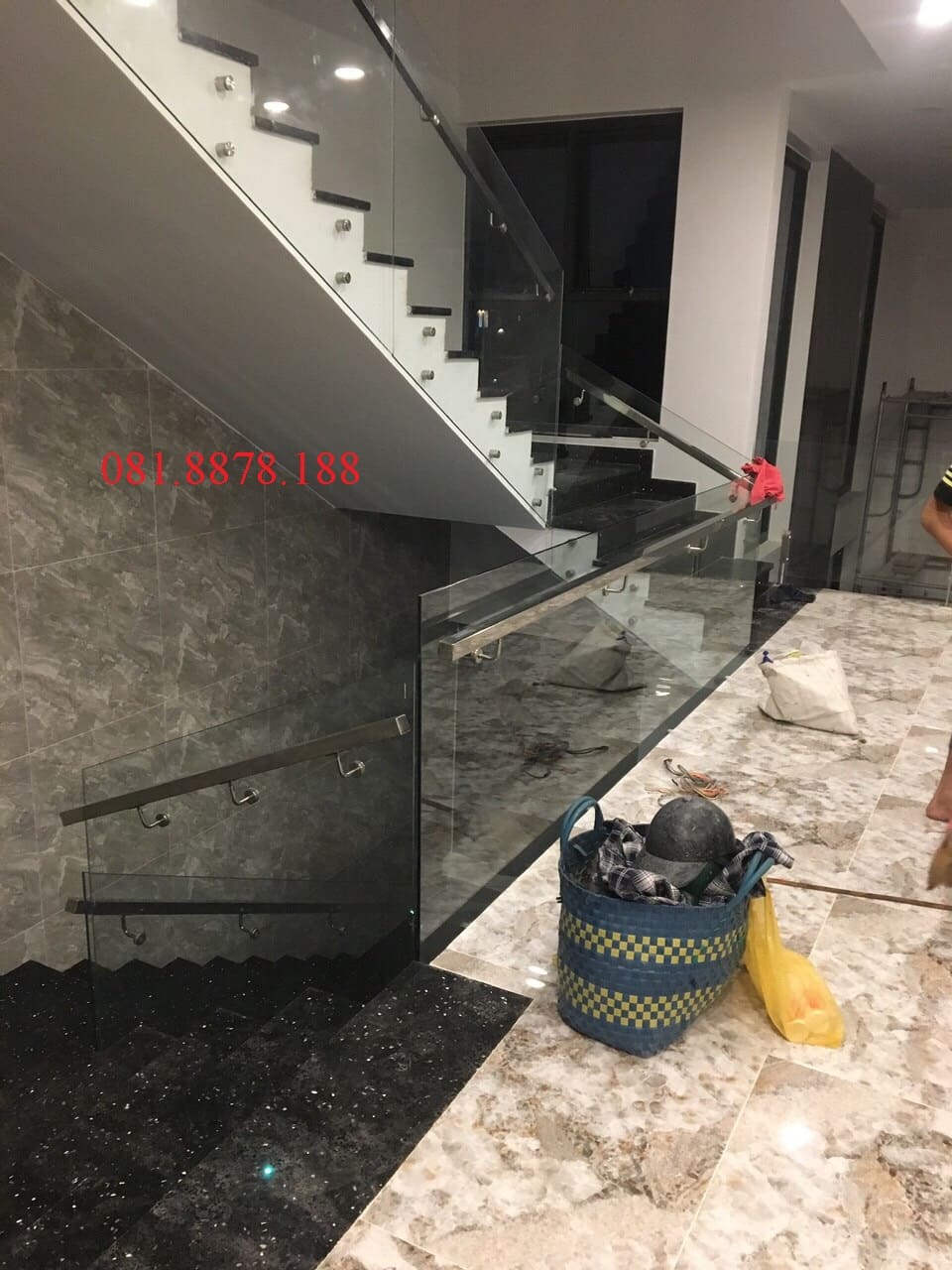 Cầu thang kính không trụ tay vịn inox đi hông 2