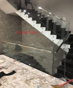Cầu thang kính không trụ tay vịn inox đi hông 2