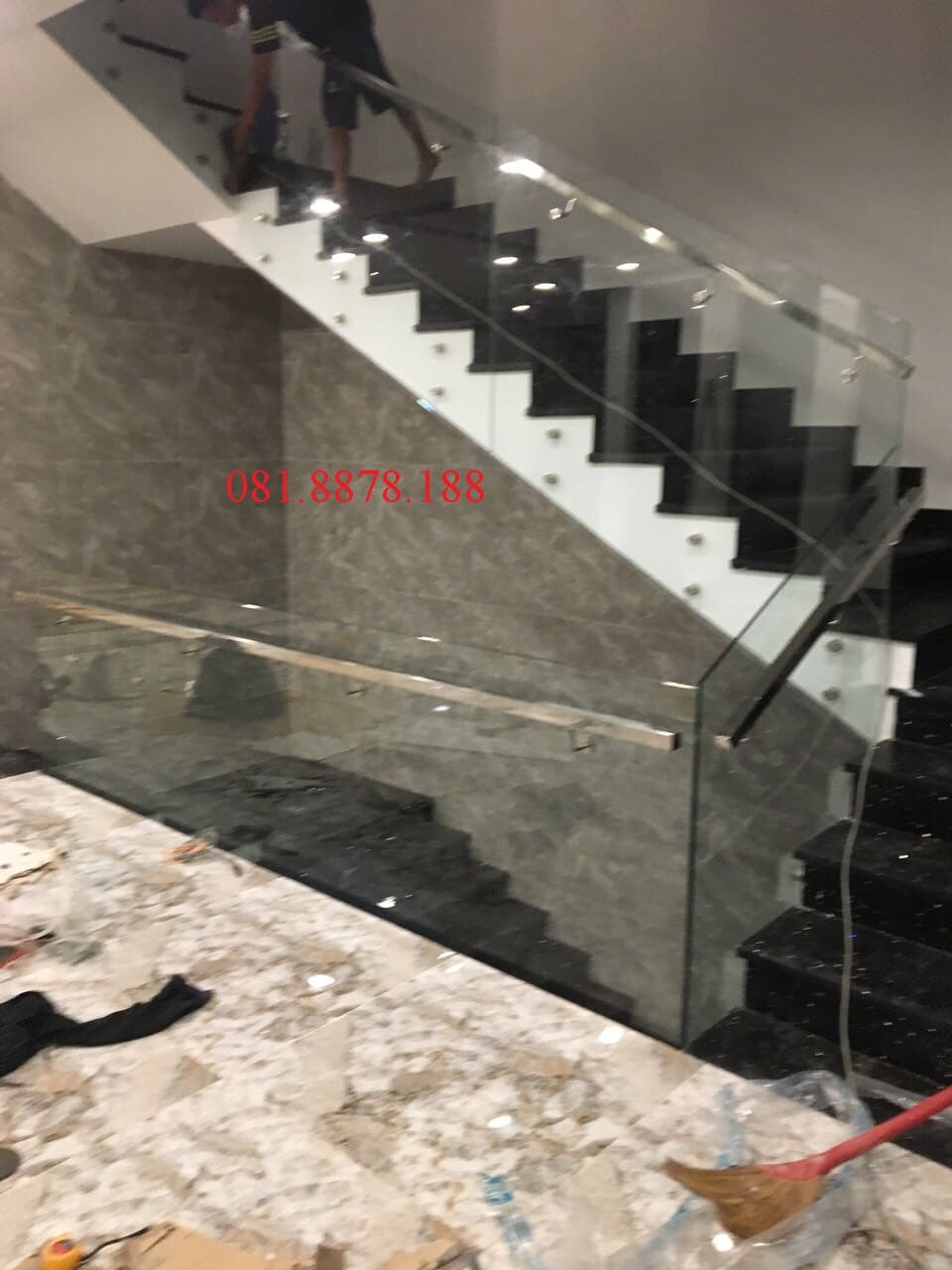 Cầu thang kính không trụ tay vịn inox đi hông 2