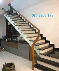 Cầu thang kính tay vịn gỗ sồi xẻ rãnh ngậm kính