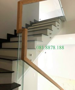 Cầu thang kính tay vịn gỗ sồi xẻ rãnh ngậm kính