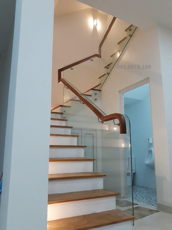 Cầu thang kính không trụ tay vịn tròn đi hông