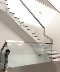 Cầu thang kính không trụ tay vịn inox đi trên mặt kính