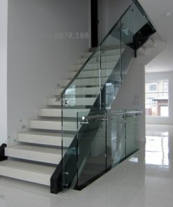 Cầu thang kính tay vịn inox đi hông kính