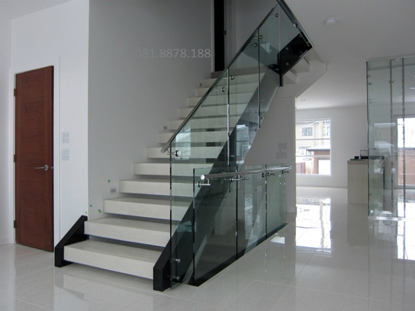 Cầu thang kính tay vịn inox đi hông kính