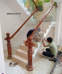 Cầu thang kính không trụ có trụ cái