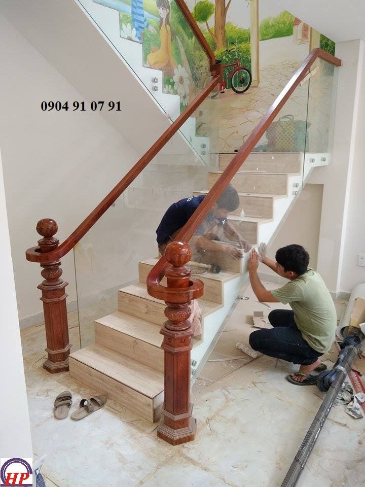 Cầu thang kính không trụ có trụ cái