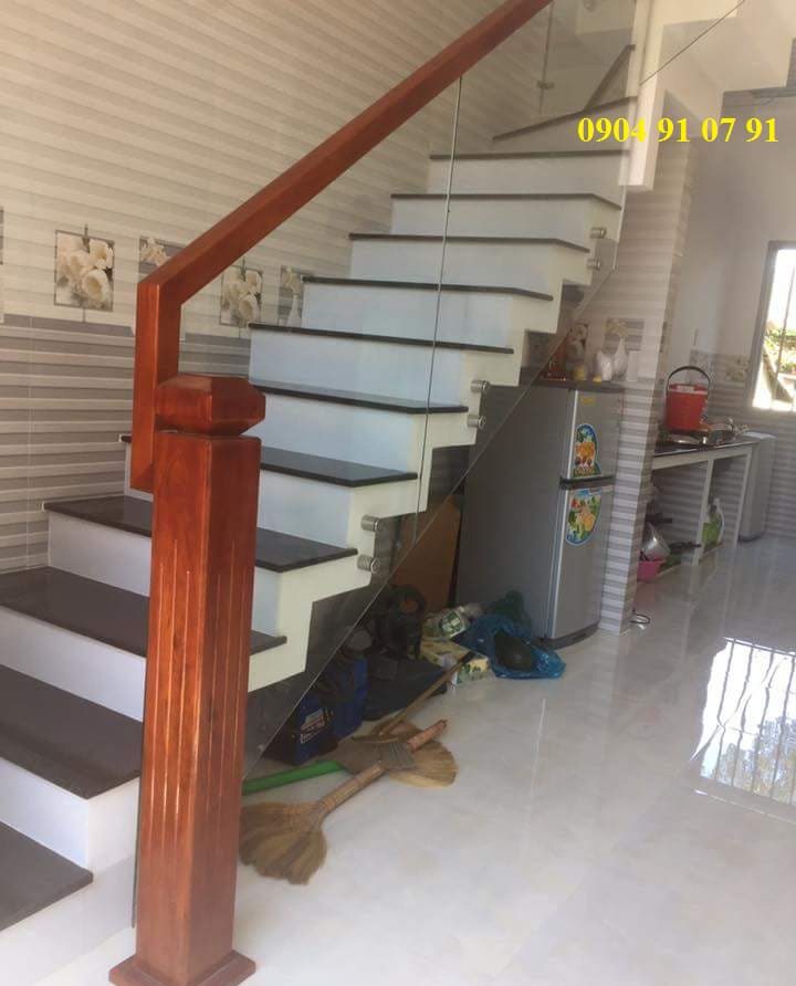 Cầu thang kính không trụ có trụ cái