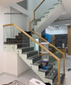 Cầu thang kính tay vịn gỗ sồi xẻ rãnh ngậm kính