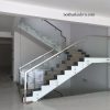 Cầu thang kính không trụ tay vịn inox đi trên mặt kính