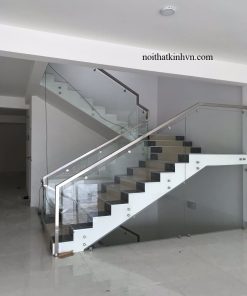 Cầu thang kính không trụ tay vịn inox đi trên mặt kính
