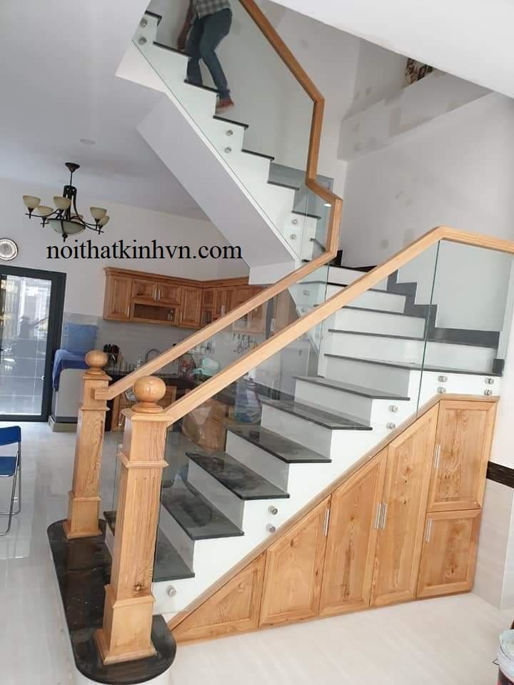 Cầu thang kính không trụ có trụ cái