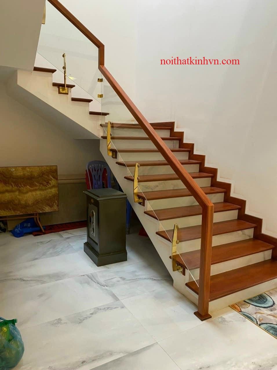Cầu thang kính trụ cánh buồm mạ vàng
