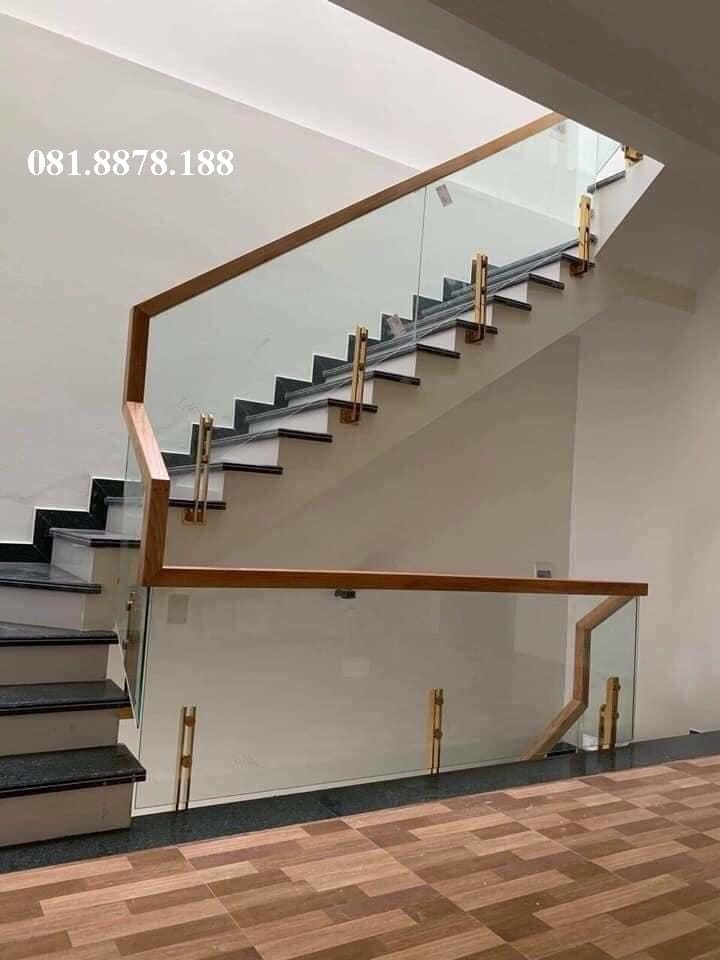 Cầu thang kính trụ kép mạ vàng