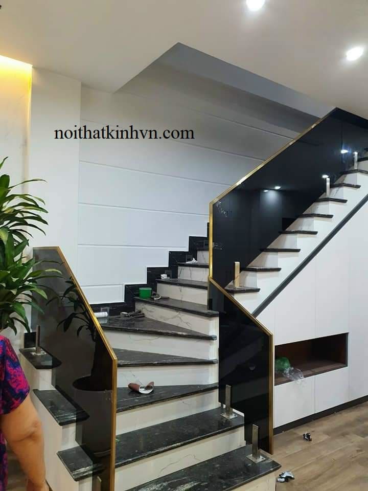 Cầu thang kính trụ ngàm