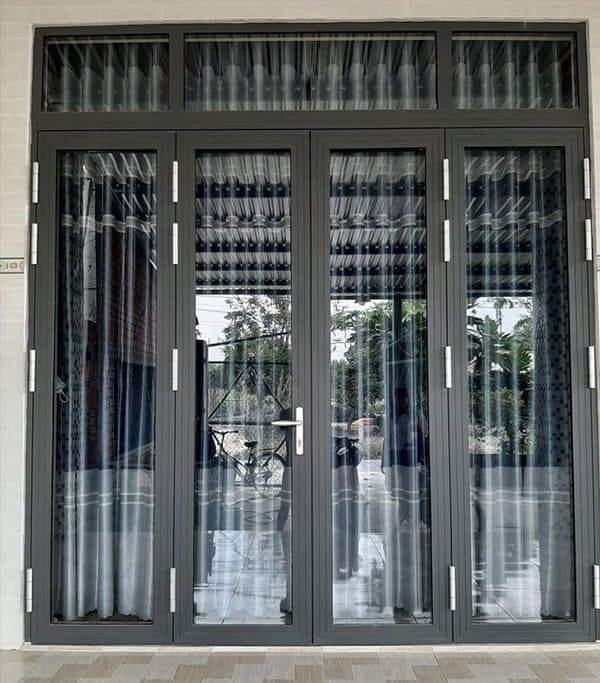 Cửa xingfa 4 cánh sử dụng bản lề 4D