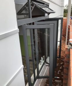 Cửa sổ hất màu xám ghi